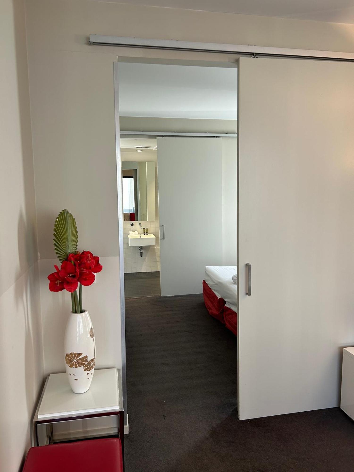 Adele Apartment Hotel East メルボルン エクステリア 写真