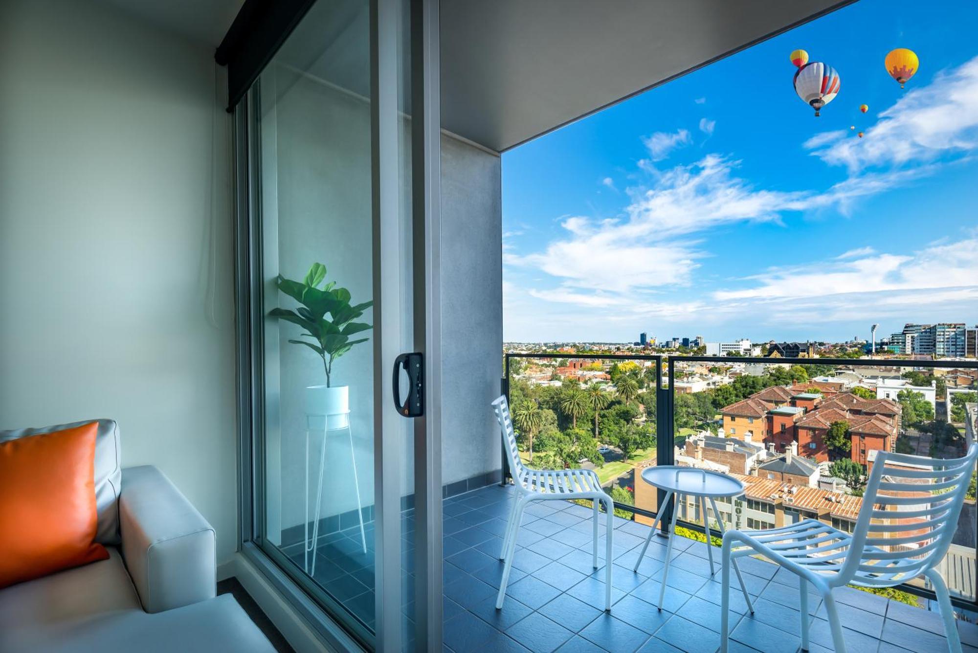Adele Apartment Hotel East メルボルン エクステリア 写真