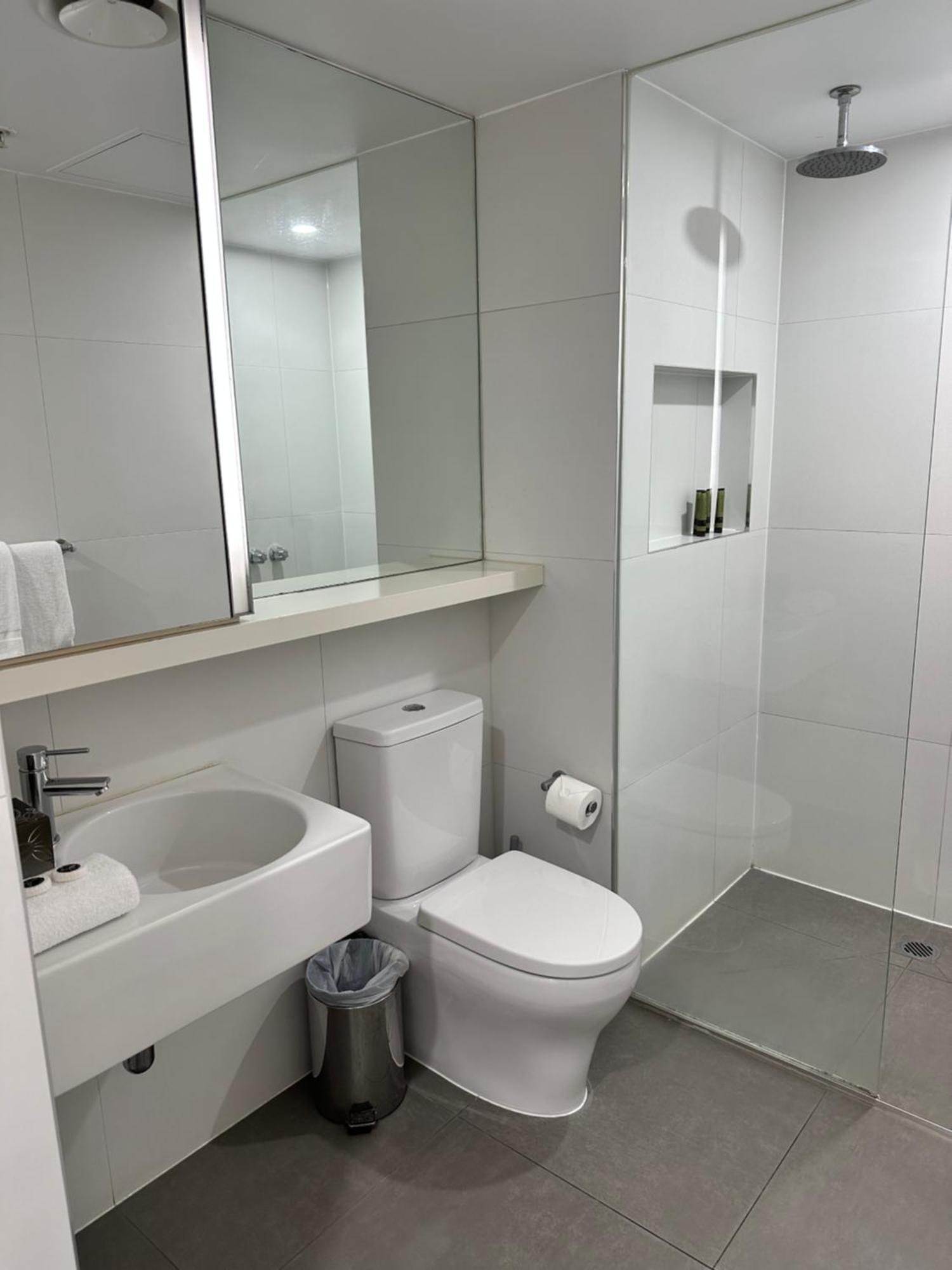 Adele Apartment Hotel East メルボルン エクステリア 写真